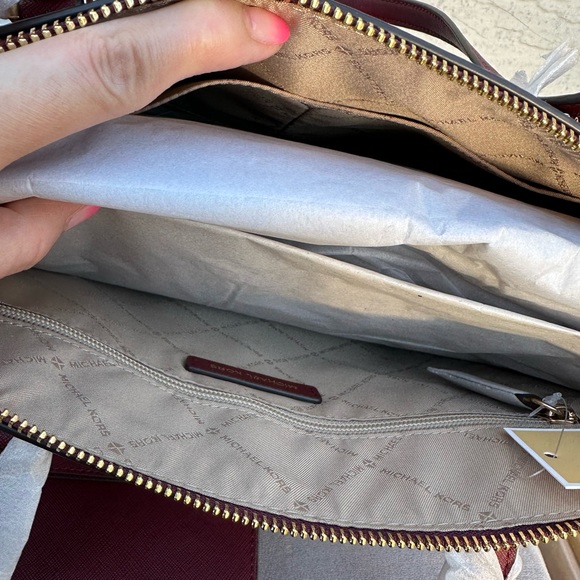 SALE! Michael Kors purse and wallet - Picture 8 of 15